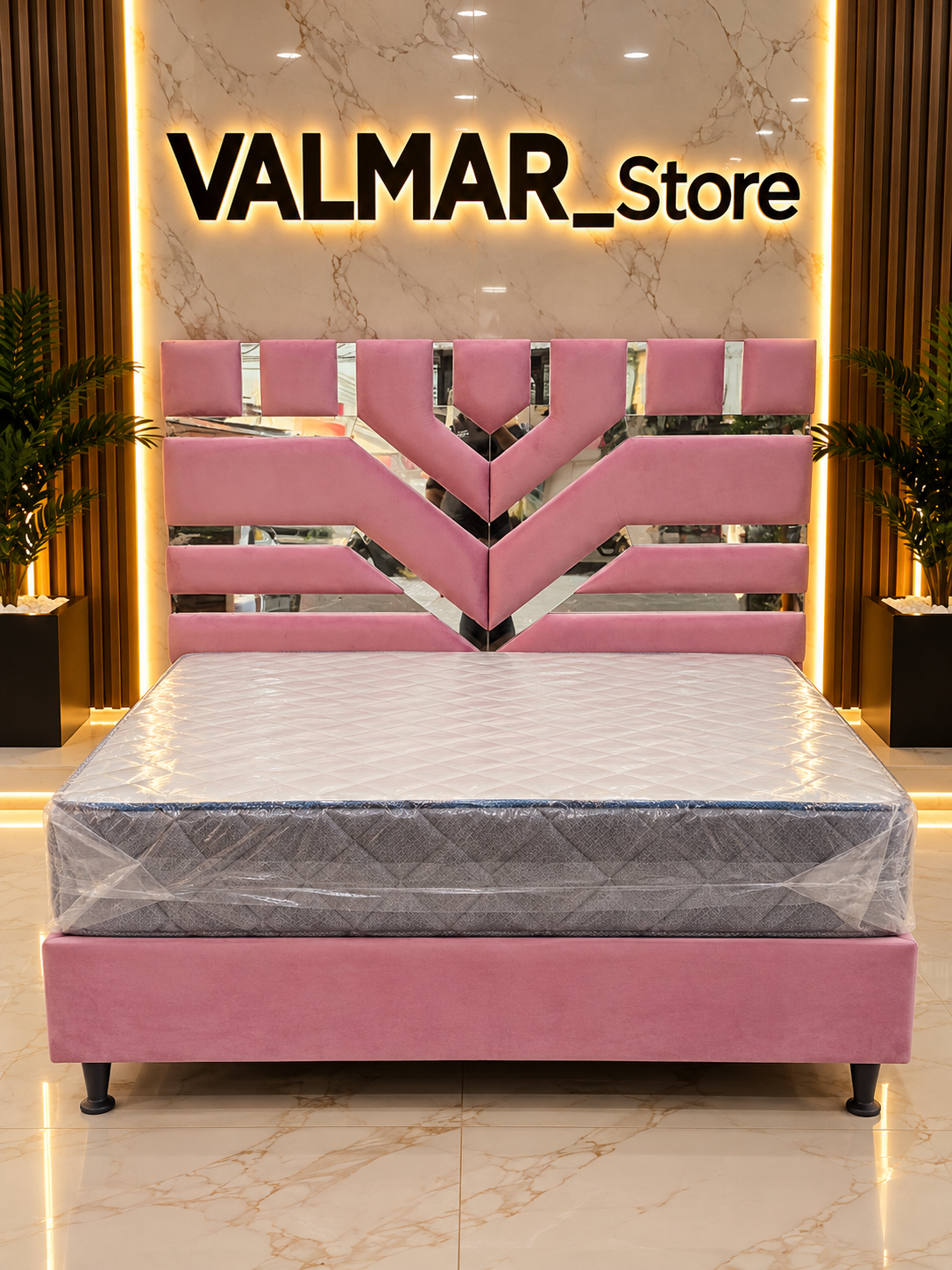 Cama Base Pata Madera con Espaldar de Lujo Tapizado en Cuadros Egipcio con Espejo
